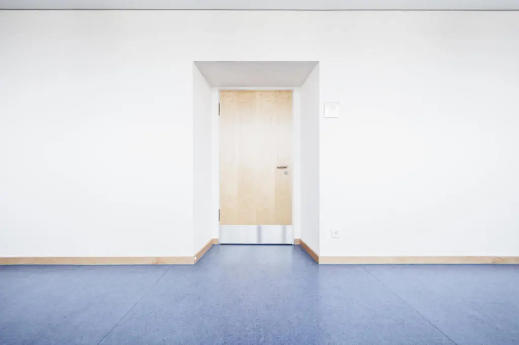 Helle Tür in Büroumgebung, Fotografie für moderne Arbeitswelten.