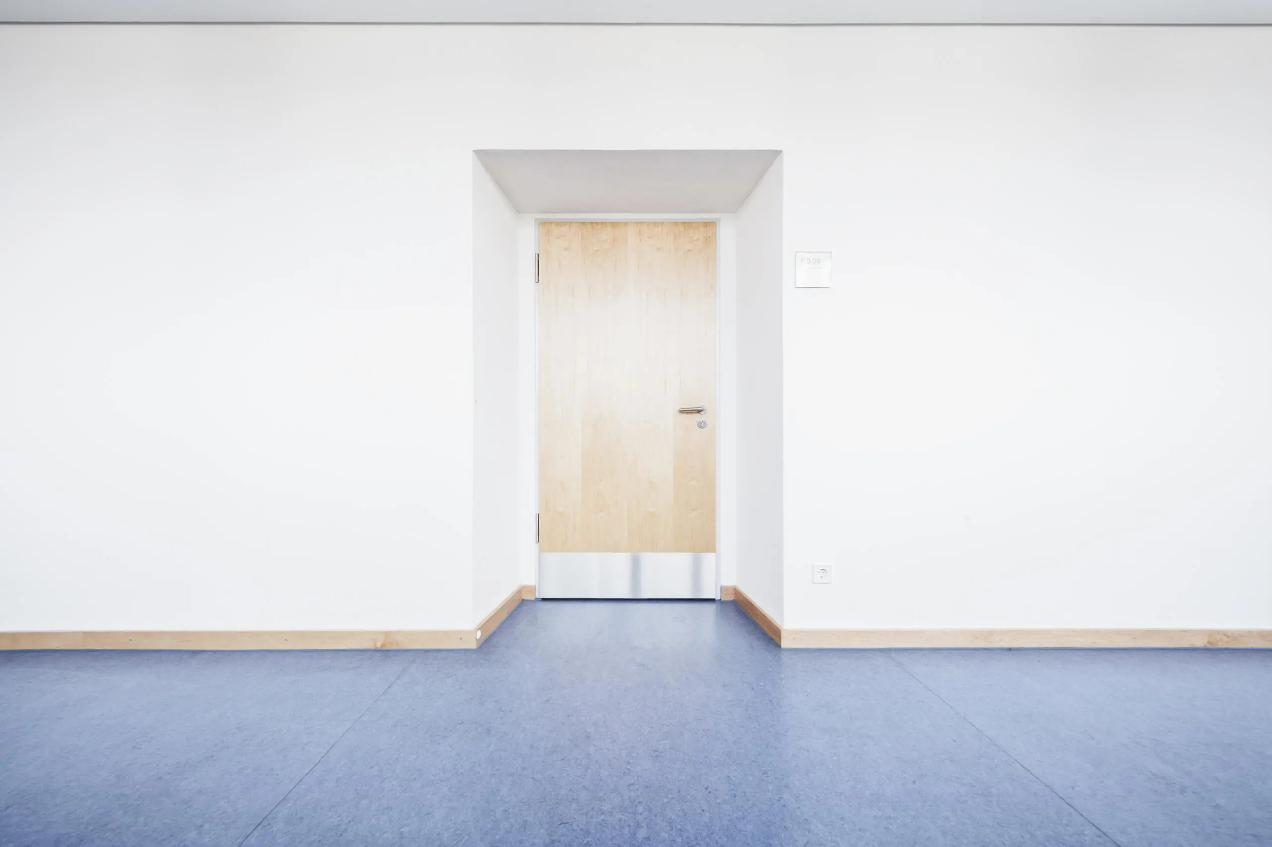 Helle Tür in Büroumgebung, Fotografie für moderne Arbeitswelten.