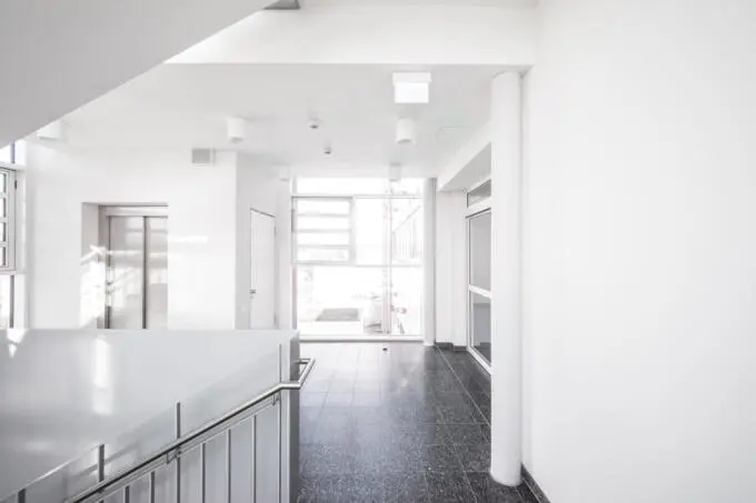 Heller Flur in Bürogebäude, Fotografie aus Karlsruhe.