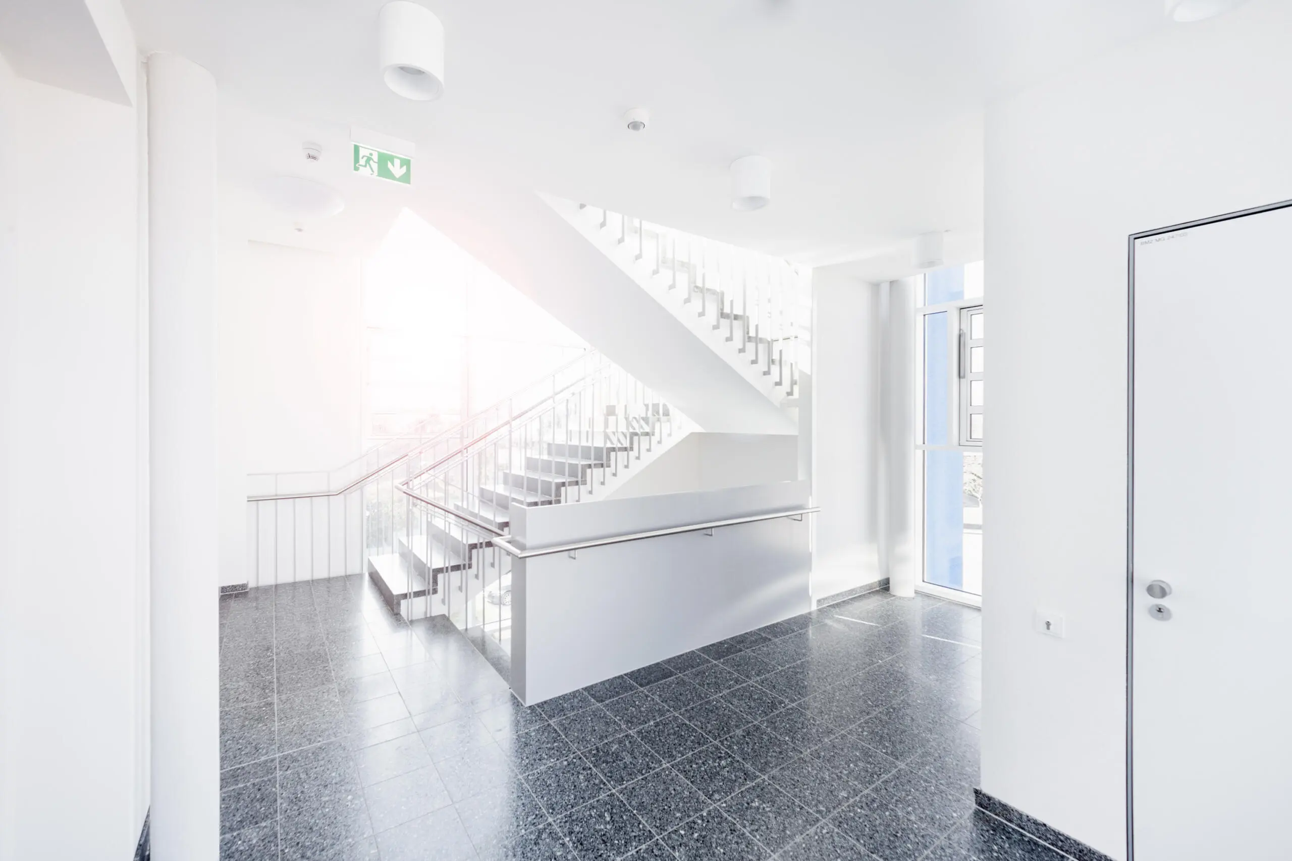 Helles Treppenhaus in moderner Architektur, aufgenommen von Fotograf aus Baden-Württemberg.