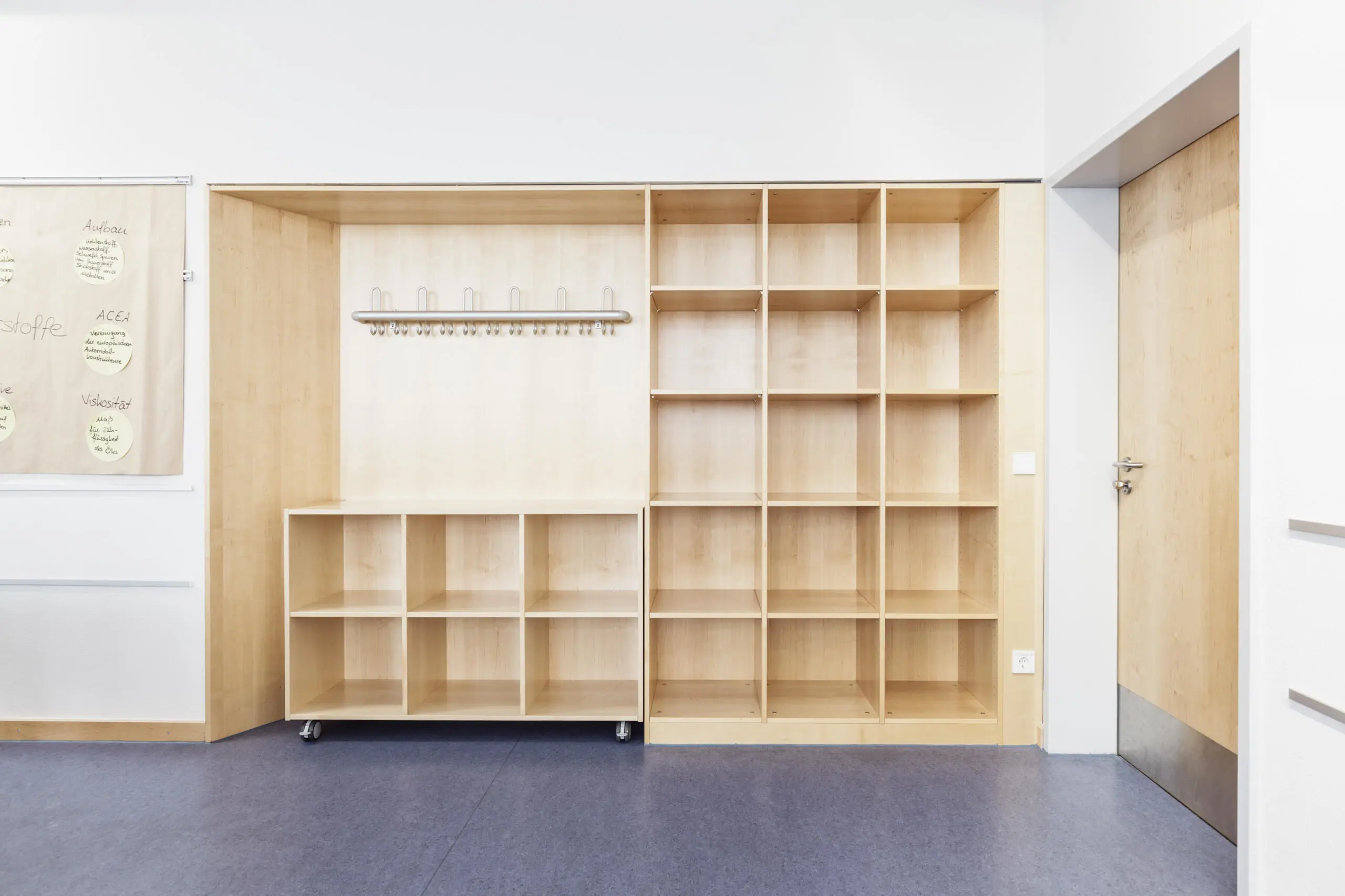 Helle Holzgarderobe mit Regalen und Kleiderstange, Innenarchitektur-Fotografie.