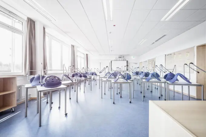 Heller Klassenraum mit aufgestellten Stühlen, fotografiert in Baden-Württemberg.
