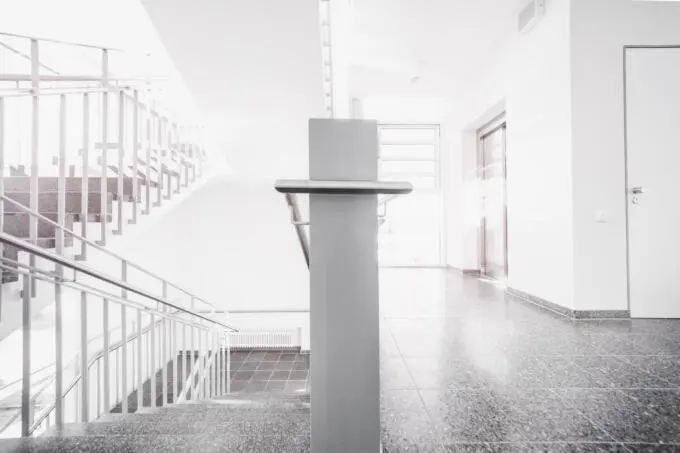 Innenaufnahme: Treppenhaus in moderner Architektur mit hellen Flächen, Unternehmensfotografie.