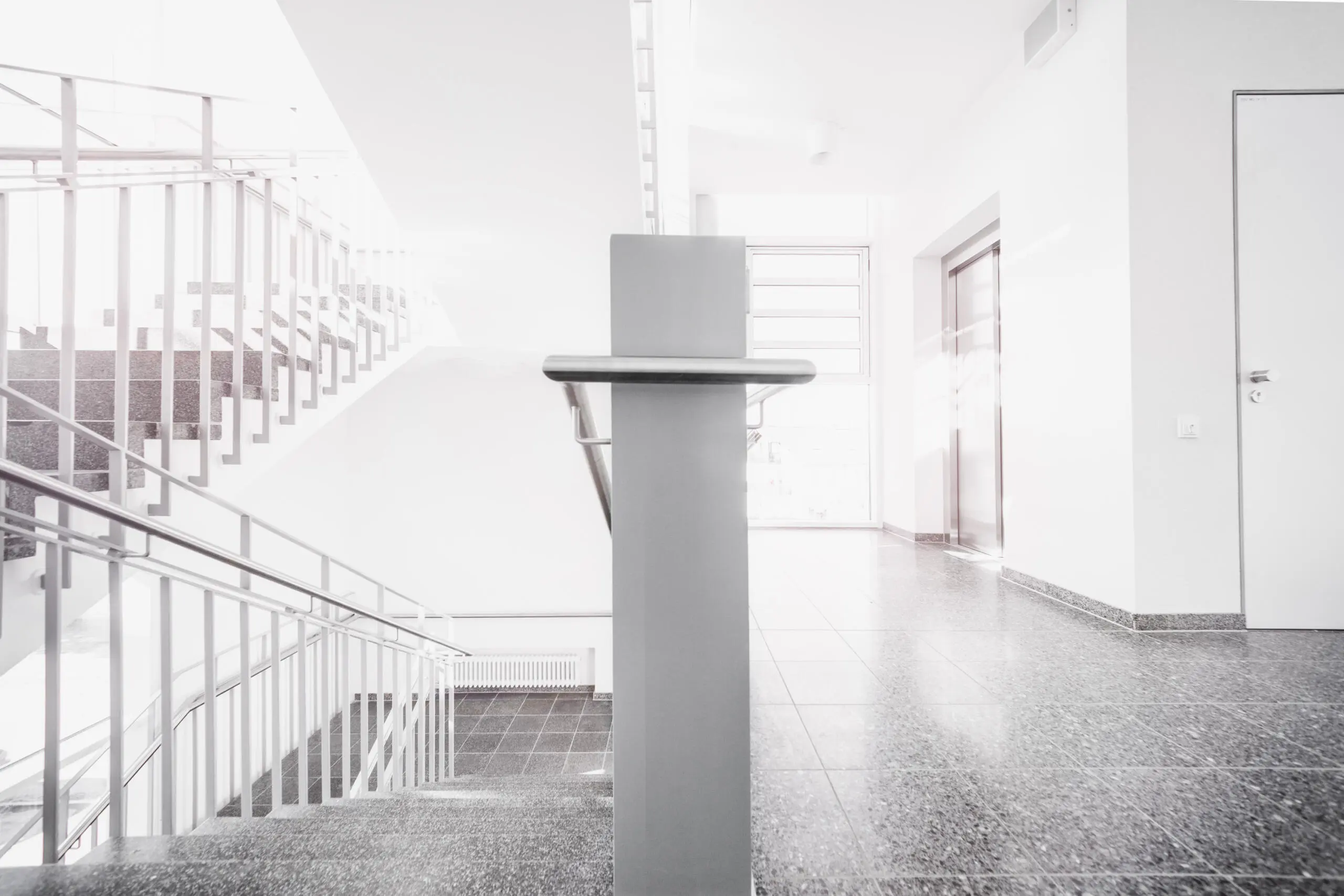 Innenaufnahme: Treppenhaus in moderner Architektur mit hellen Flächen, Unternehmensfotografie.