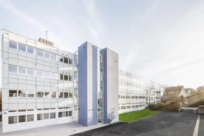 Außenaufnahme eines modernen Bürogebäudes, Unternehmensfotografie.