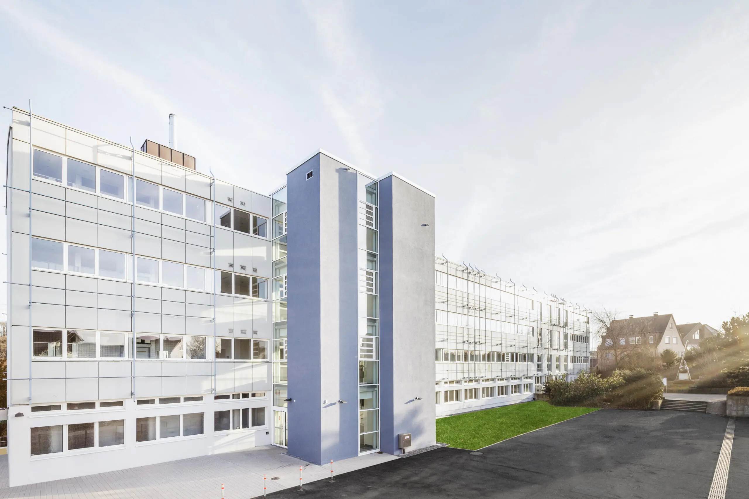 Außenaufnahme eines modernen Bürogebäudes, Unternehmensfotografie.