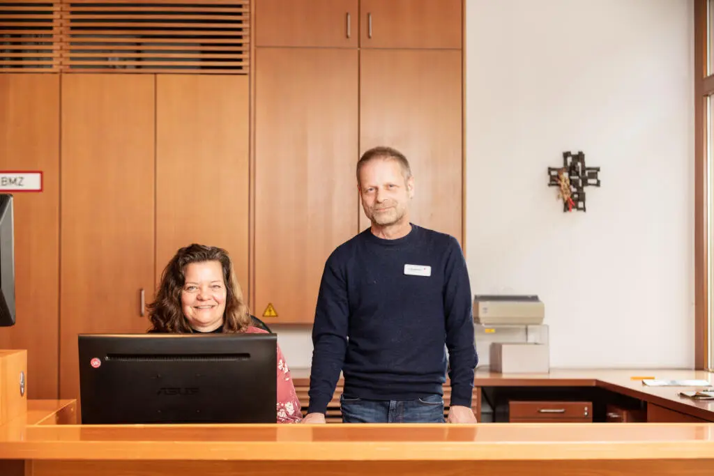 Freundliches Team empfängt in hellen Räumen