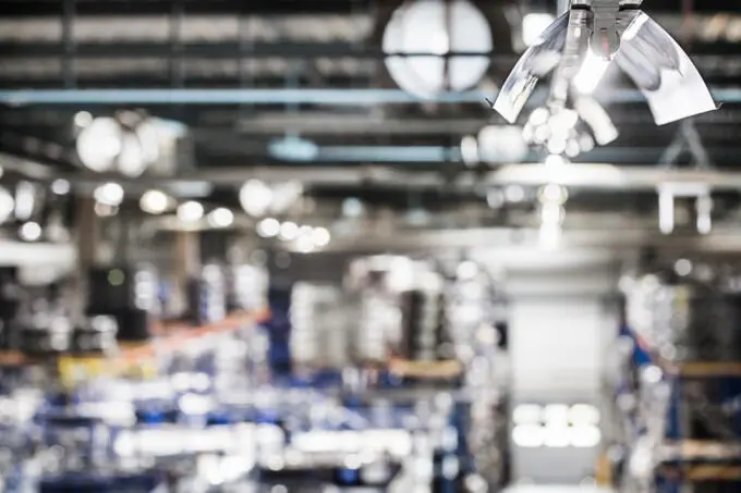 Unscharfe Ansicht einer Industriehallendecke mit Beleuchtung und Lüftungssystemen