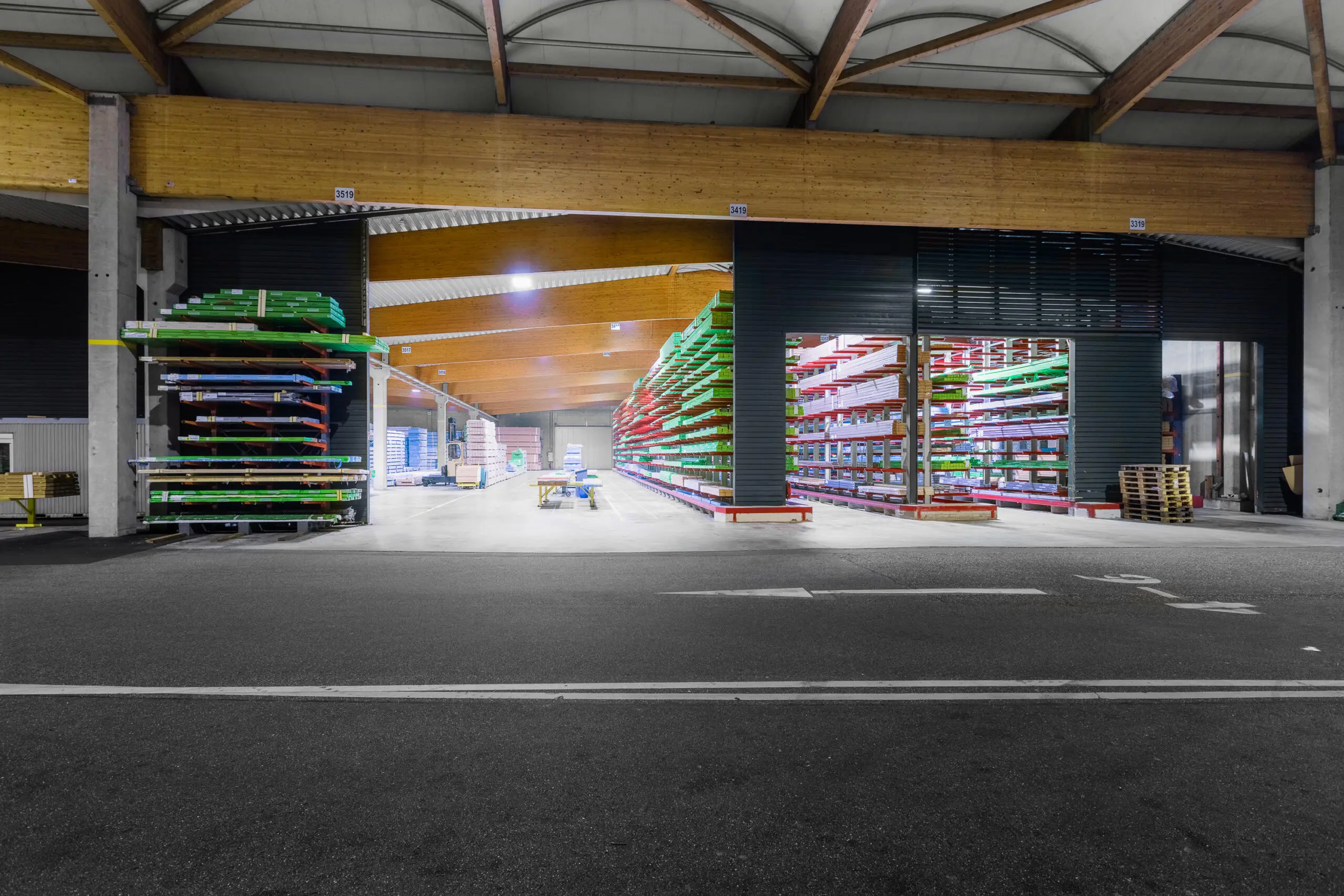 Lagerhalle Innenaufnahme, Regale mit Holzplatten. Unternehmensfotografie Karlsruhe.