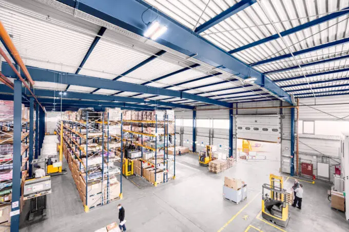 Unternehmensfotografie: Lagerhalle mit Gabelstaplern. Professioneller Fotograf Karlsruhe. Architekturfotografie Lager.