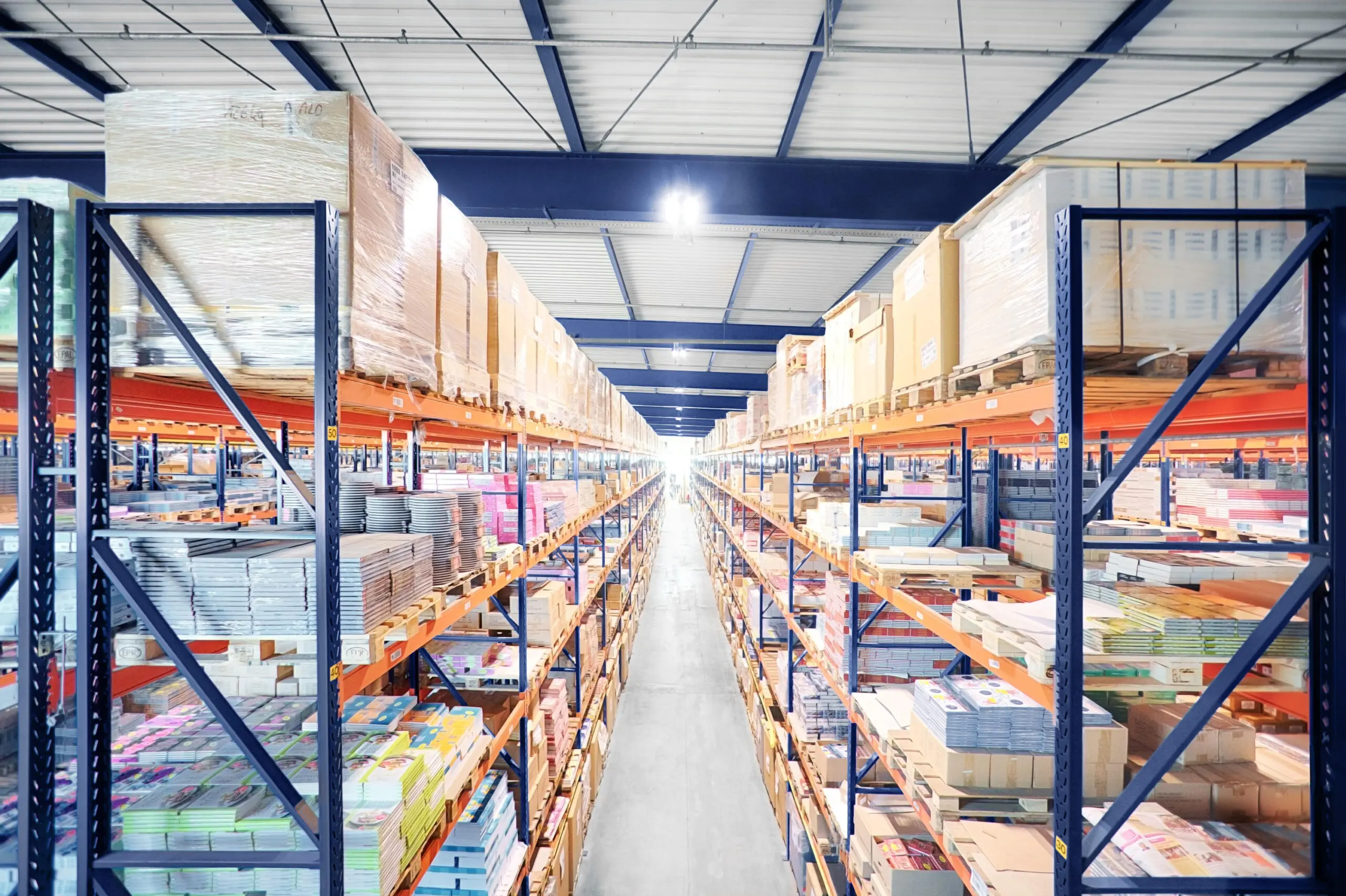 Lagerregal mit Waren, fotografiert von professionellem Fotograf Markus Lehr aus Karlsruhe.