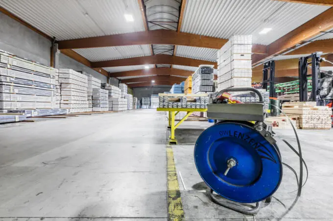 Lagerhalle mit gestapelten Materialien, fotografiert von professionellem Fotograf Markus Lehr, Karlsruhe.