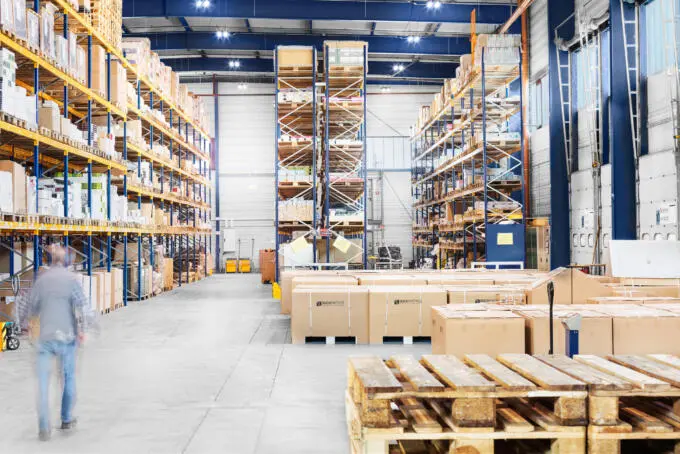 Lagerhalle mit Hochregalen. Fotografie von Markus Lehr, Karlsruhe. Unternehmensfotografie.