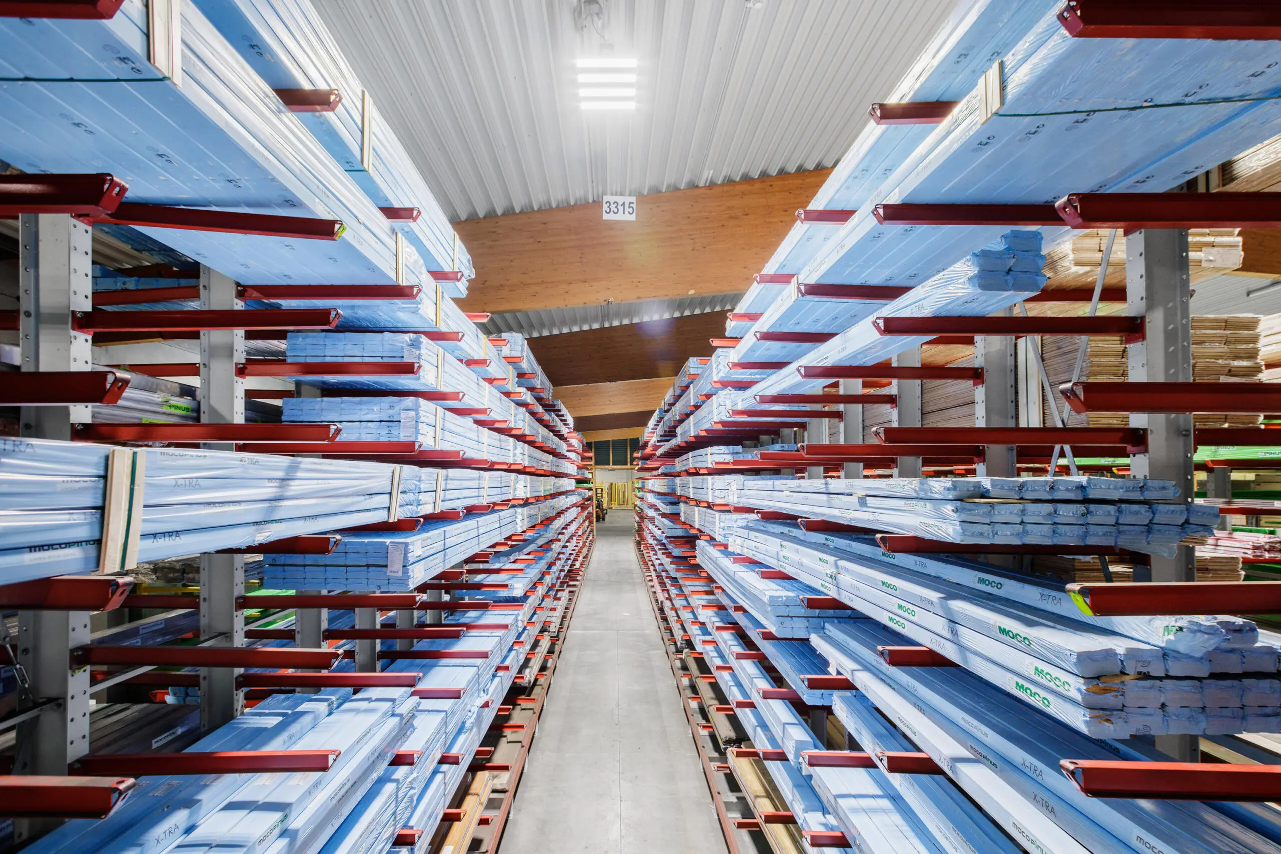 Lagerhalle mit Regalen voller Holzpakete, fotografiert von professionellem Fotograf Markus Lehr, Karlsruhe.