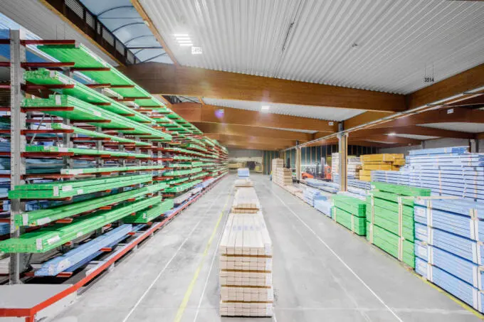 Unternehmensfotografie: Lagerhalle mit Holz, fotografiert von Markus Lehr, Karlsruhe.