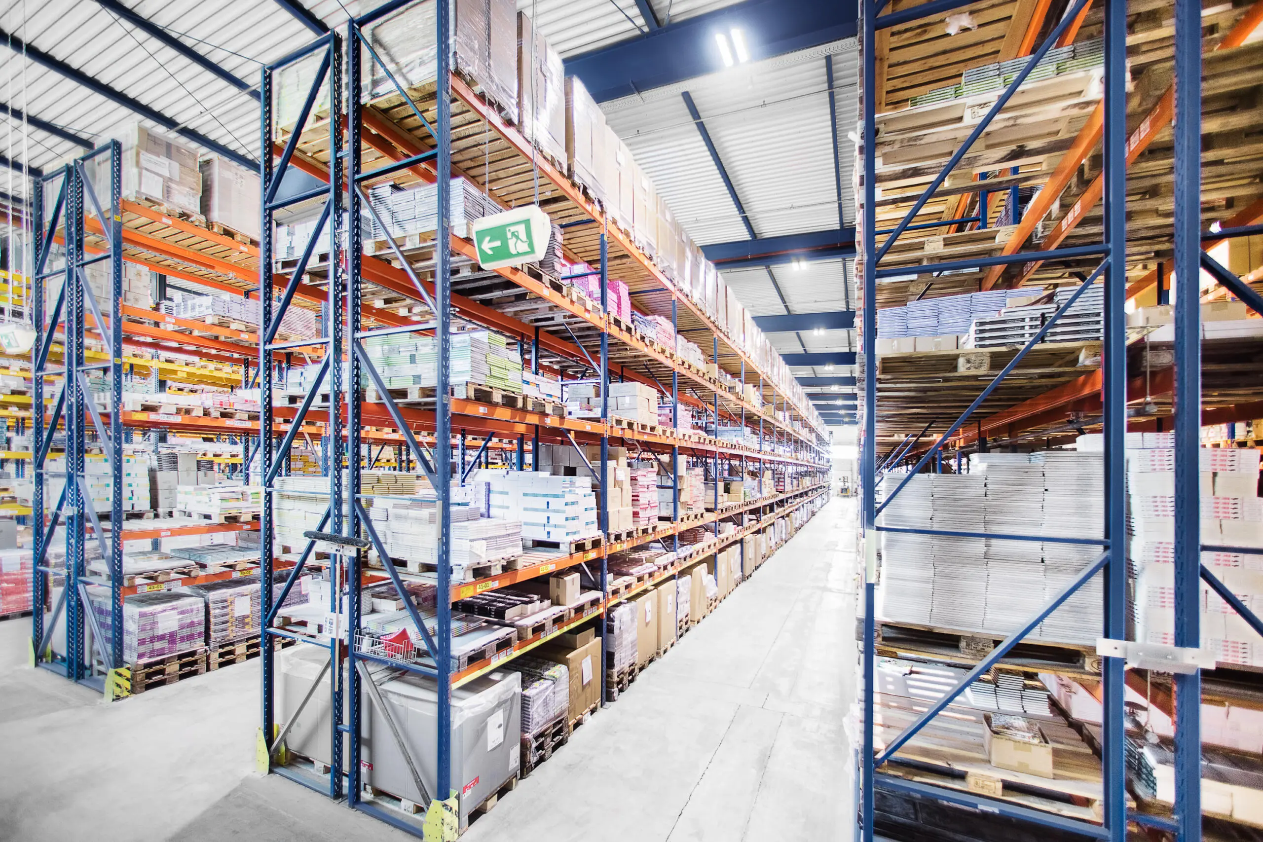 Unternehmensfotografie: Lagerhalle mit Regalen, fotografiert von professionellem Fotograf Markus Lehr, Karlsruhe.