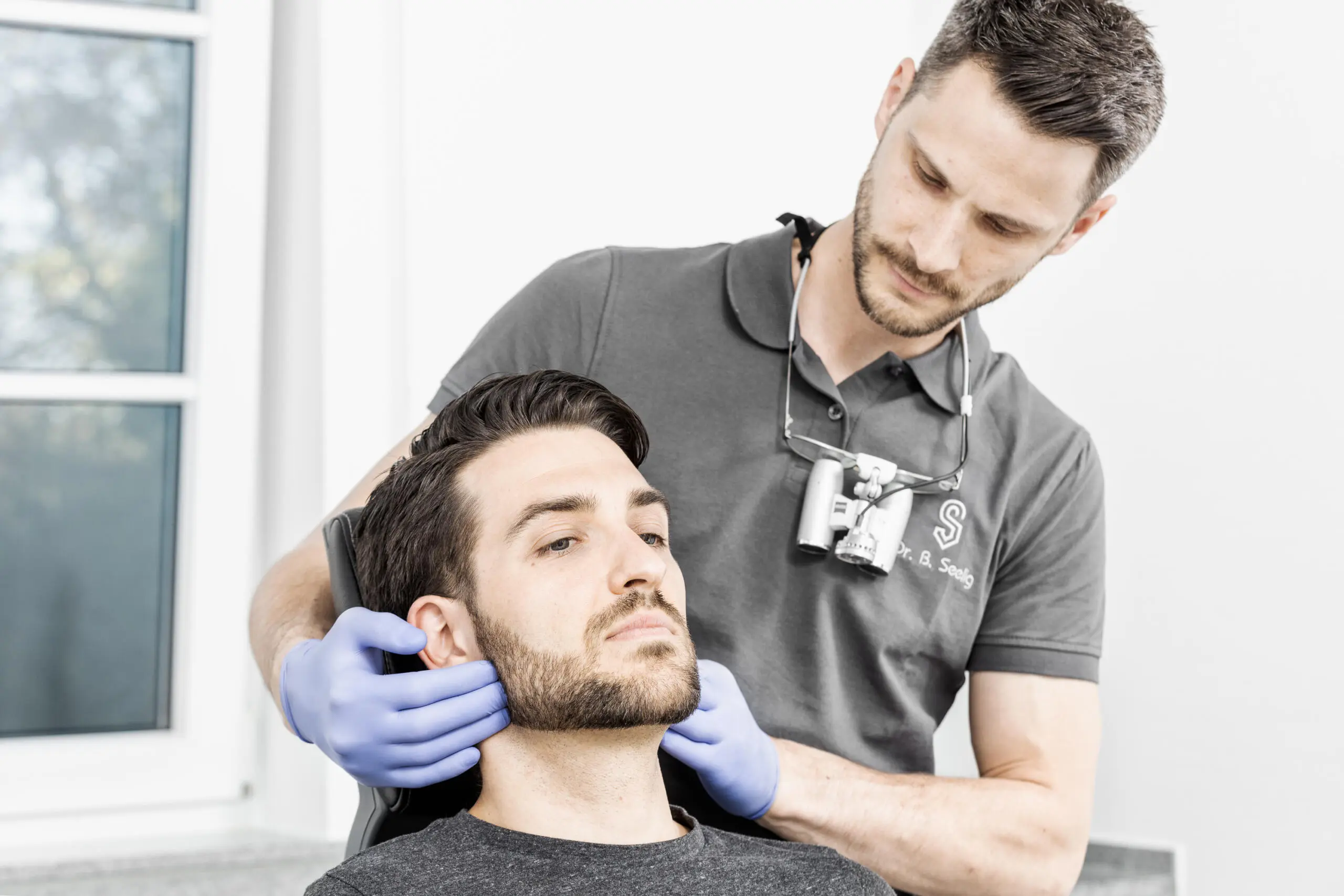 Zahnarzt untersucht Patient. Unternehmensfotografie aus Karlsruhe.